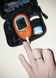 Measure glucose levels in the blood to correct insulin dose with 1 diabetes